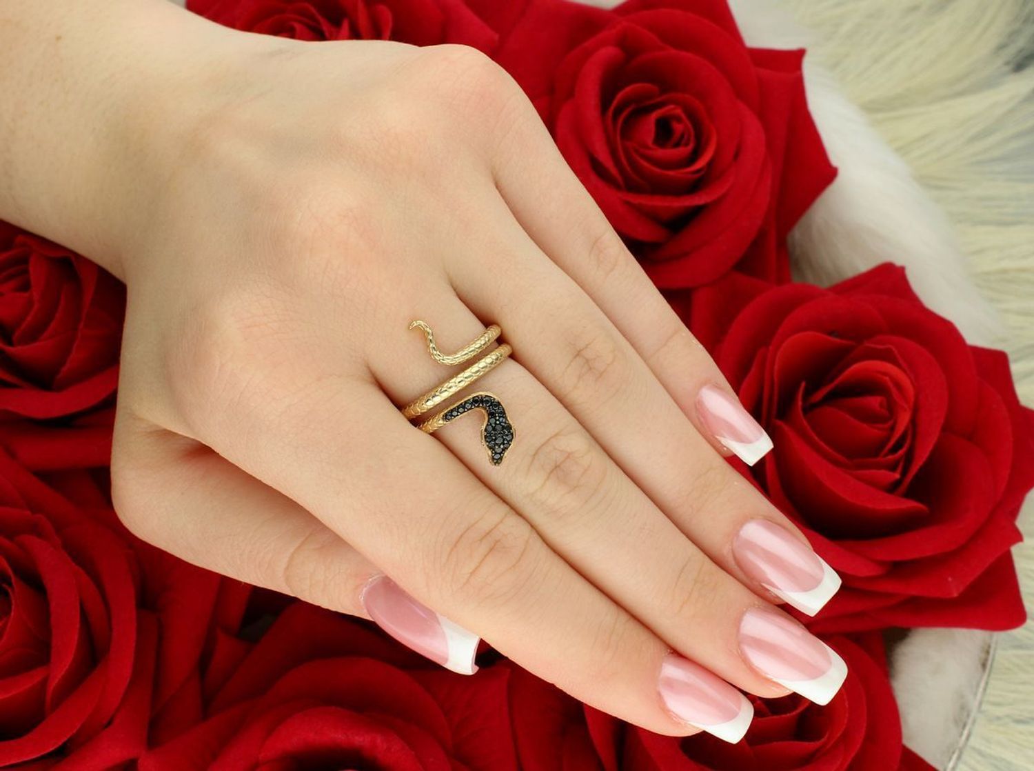 Pierścionek złoty wąż żmija czarna cyrkonia próba 585 PI PI 6567A 585 Pierścionek złoty żmija ozdobiony czarną cyrkonią. Pierścionek wykonany z zachowaniem dbałości o każdy 10.jpg